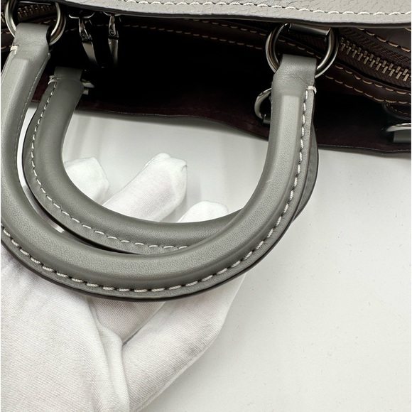 Coach Rouge - Picture 15 of 16